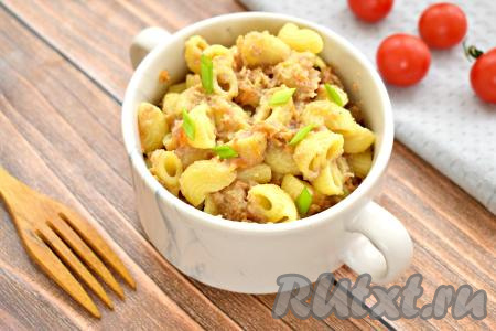 Раскладываем макароны с ливерной колбасой по тарелкам и в горячем виде подаём сытное, вкусное блюдо к столу.