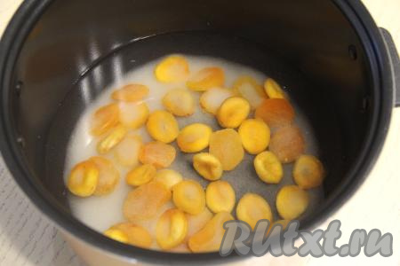 Влить воду. Установить чашу в мультиварку, закрыть крышку и выставить режим "Суп" на 1 час. Готовить до звукового сигнала.