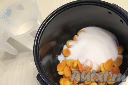 В чашу мультиварки выложить курагу и сахар.