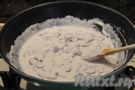 Влить сливки в сковороду, перемешать и готовить сливочный соус с шампиньонами на медленном огне минут 5, иногда помешивая.