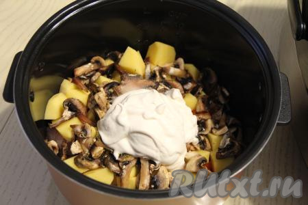 Добавить сметану и 50 миллилитров воды комнатной температуры.