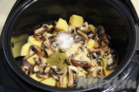 Всыпать специи по вкусу (я использовала хмели-сунели и сушёный чеснок) и соль.