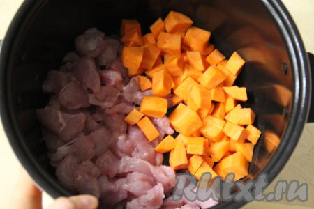Выложить в чашу мультиварки кусочки индейки и кубики моркови.