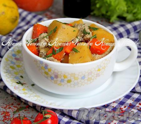 Разложить картошку с индейкой и грибами по тарелкам и подать к столу. Блюдо готовится просто, а получается сытным, аппетитным и вкусным, оно отлично разнообразит семейное меню!