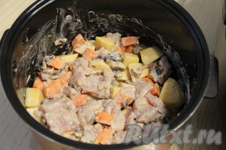 Перемешать картошку с индейкой, грибами и сметаной. Установить чашу в мультиварку и закрыть крышку. Выставить режим "Тушение" на 1 час.