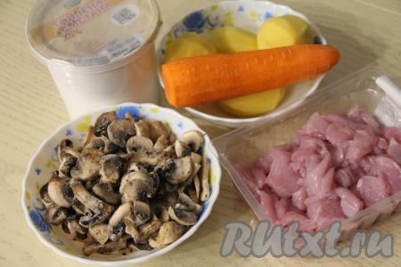 Подготовить продукты для приготовления индейки с картошкой и грибами в мультиварке. Это блюдо можно готовить и с шампиньонами, и с предварительно отваренными в течение 25-30 минут лесными грибами. Я готовила с шампиньонами. Свежие шампиньоны нужно будет промыть водой и нарезать на пластины. У меня были замороженные шампиньоны, их можно заранее не размораживать. Если будете готовить с отваренными лесными грибами, тогда крупные грибочки нарежьте на части. Филе индейки вымыть, обсушить, нарезать на средние кусочки. Морковь и картошку очистить.