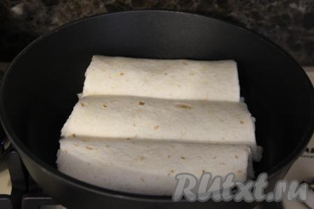 Разогреть сковороду гриль, смазать дно растительным маслом и выложить бурито.