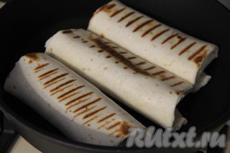 Обжарить бурито с двух сторон до золотистого цвета на среднем огне (примерно по 3-4 минуты с каждой стороны).