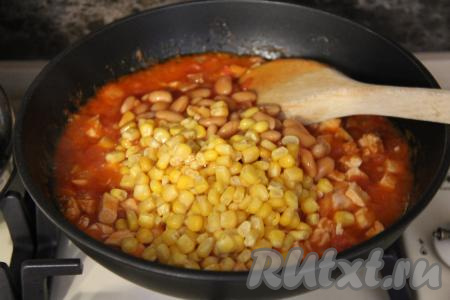 Консервированные кукурузу и фасоль без жидкости добавить в сковороду с курицей и овощами, перемешать, посолить, прогреть 2-3 минуты, снять начинку для бурито с огня. На этом этапе можно добавить специи по вкусу, но я готовила бурито для детей, поэтому специи не добавляла.