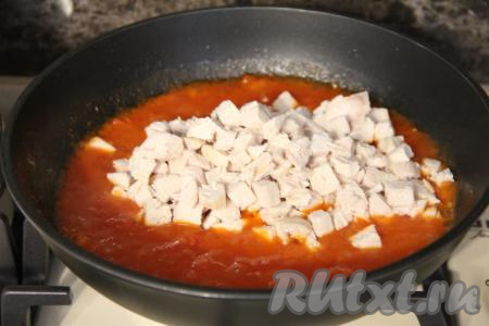 Остывшее куриное филе нарезать на мелкие кубики и добавить в сковороду к овощам, перемешать.