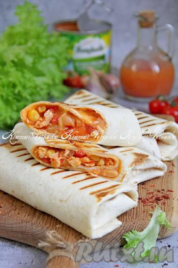 Готовое бурито с курицей и фасолью подать к столу в тёплом виде. Получается очень сытно, и вкусно. Смотрите, какой аппетитный разрез.