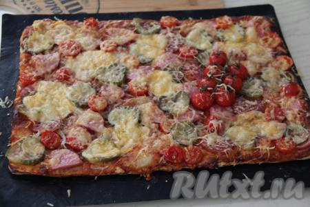 Выпекать пиццу в разогретой духовке минут 10-12 при температуре 220 градусов.&nbsp;