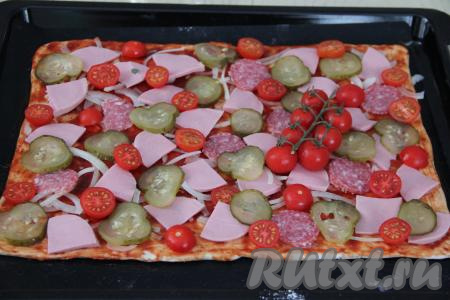 Солёный огурец нарезать на тонкие кружочки и выложить на тесто. Затем выложить помидоры, нарезанные на кружочки (или половинки черри). Я ещё положила целую веточку помидоров черри.&nbsp;