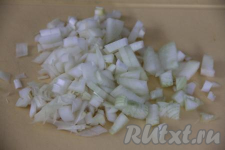 Лук мелко нарезать.
