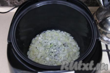 В съёмную чашу мультиварки влить растительное масло, уставить режим "Жарка". Выложить в чашу лук и чеснок, обжаривать их минут 5, иногда перемешивая.