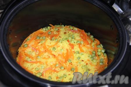 Готовить овощной плов до звукового сигнала мультиварки.