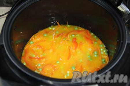 Влить в чашу мультиварки 400 миллилитров воды комнатной температуры, перемешать. Выставить режим "Плов" на 35 минут, крышку мультиварки закрыть.