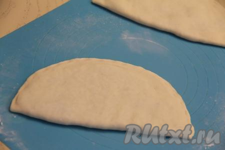 Накрыть начинку второй половиной раскатанного теста и хорошо скрепить края. Слегка раскатать тесто с начинкой в более тонкую лепёшку. У нас получится заготовка чуду с начинкой из картошки. Аналогично сформировать заготовки чуду из всех частей теста (всего у нас получится 6 чуду).
