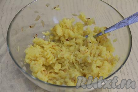 Перемешать картошку с луком и картофельная начинка для чуду готова.