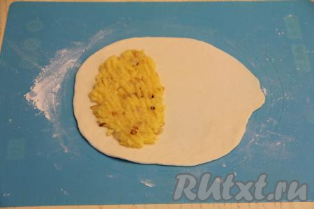 Разделить картофельную начинку на 6 частей. На одну половину раскатанного теста, отступив от краёв, выложить одну часть начинки.