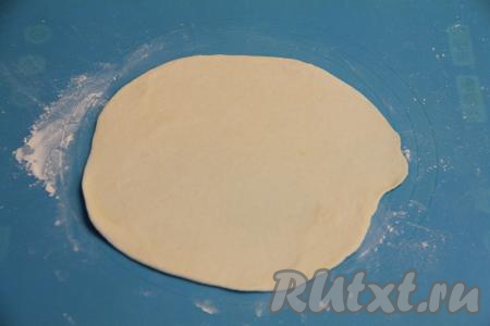 Раскатать каждую часть теста на припылённой мукой поверхности в круг толщиной 2-3 миллиметра.&nbsp;
