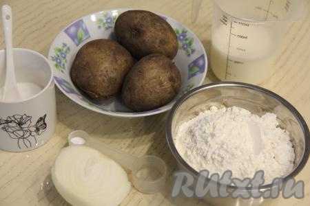 Подготовить продукты для приготовления чуду с картошкой. Картошку для начинки заранее сварить в кожуре до готовности (в течение минут 25 с момента закипания воды), затем полностью её остудить. Лук почистить.