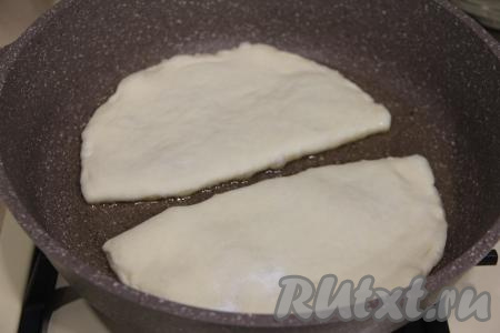 В сковороду влить растительное масло, разогреть его на среднем огне, затем выложить чуду с картошкой.