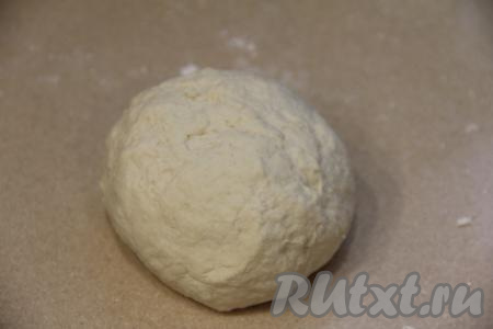 Перемешать тесто ложкой, а затем вымесить руками. Тесто для чуду должно получиться пластичным и не липнущим. У меня тесто получилось липковатым, поэтому в процессе вымешивания я добавила ещё 1 столовую ложку муки. 