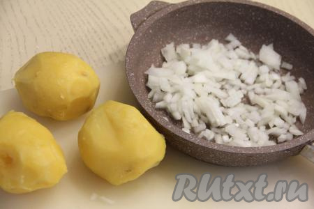 Поместить тесто в целлофановый пакет и оставить на кухонном столе на 20 минут. Пока тесто для чуду "отдыхает", займёмся начинкой. Для этого остывшую варёную картошку нужно очистить от кожуры. В сковороде прогреть немного растительного масла, затем выложить мелко нарезанный лук, обжарить его до золотистого цвета (в течение минут 4), иногда помешивая, на среднем огне. Затем убрать с огня и дать луку остыть. 