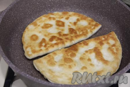 Жарить с двух сторон до золотистого цвета на среднем огне.