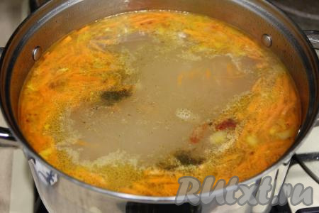 После того как суп с картошкой проварится 15 минут с момента закипания, добавить в кастрюлю овощи, обжаренные до мягкости, соль, специи, лавровый лист, дать закипеть и, уменьшив огонь, варить 5 минут.