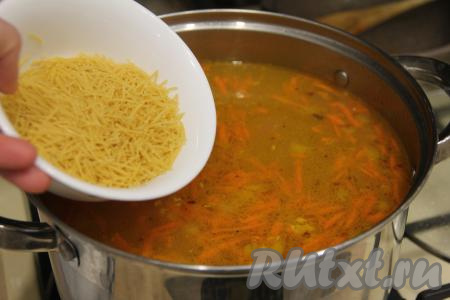 Затем всыпать вермишель, перемешать. Довести суп до кипения, накрыть крышкой, проварить на небольшом огне 3 минуты и снять с огня. Дать настояться минут 10 под крышкой.