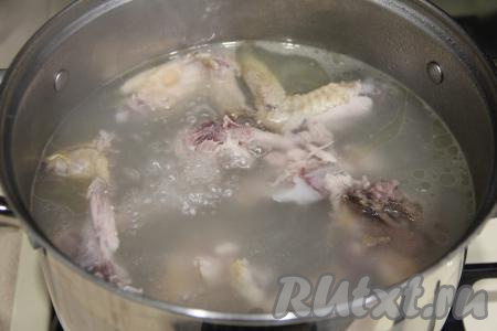 После закипания варить бульон на небольшом огне минут 20. За это время бульон пропитается ароматом копчёностей.