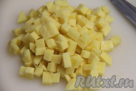 Картошку нарезать на кубики.