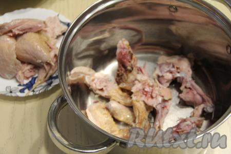 Отделить кусочки копчёной курицы от костей. Мясо отложить в сторонку. Косточки сложить в кастрюлю, залить 2,5 литрами воды, поставить на огонь.