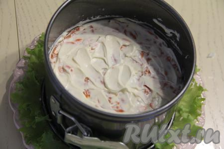 Смазать морковный слой майонезом.