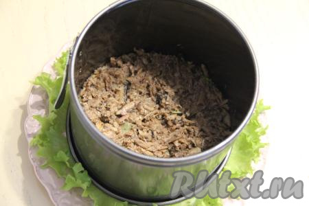 Выложить первым слоем шпроты, разровнять и немного утрамбовать.