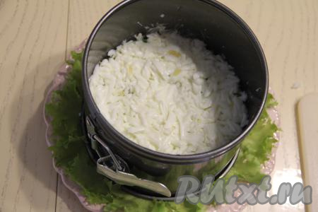 Отделить белки от желтков. Белки натереть на крупной тёрке и выложить поверх зелени, посолить, немного утрамбовать, слегка смазать майонезом.