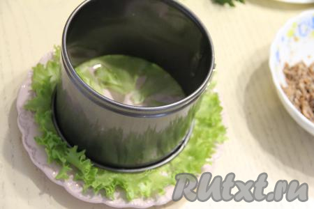 На плоскую тарелку, по желанию, выложить листья салата, затем выставить сервировочное кольцо диаметром 15 сантиметров.&nbsp;