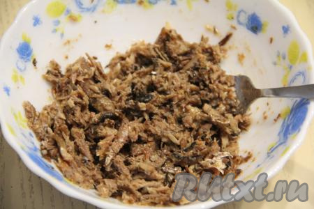 Шпроты достать из масла, переложить в миску и размять вилкой.