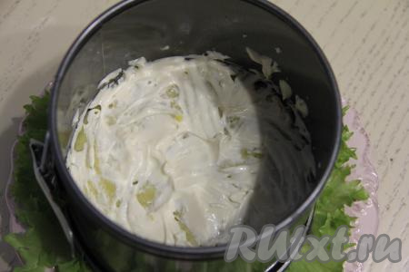 Почистить варёную картошку, натереть на крупной тёрке, равномерно выложить поверх шпрот, немного присолить, слегка утрамбовать, смазать слой майонезом.