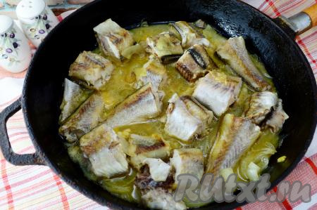 Сочный, нежнейший минтай на луковой подушке готов. В процессе тушения в сковороде образуется очень вкусный соус, который станет прекрасным дополнением к гарниру.