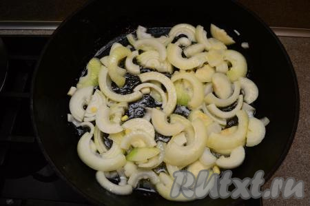 Выложить в разогретое масло нарезанный лук, посолить, добавить хорошую щепотку сахара.