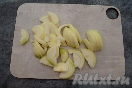Луковицы очистить от шелухи, промыть и нарезать на крупные полукольца.