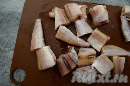 От тушек минтая отрезать плавники и хвосты, вычистить брюшки, убрав чёрную плёнку. Хорошо промыть рыбку и нарезать на порционные кусочки. Посолить, поперчить кусочки рыбки по вкусу.