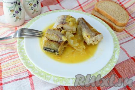 К столу кусочки минтая подаём с гарниром (например, отварным картофелем или рисом), поливая соусом с луком.