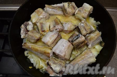 Во время тушения рыбка и лук выделят достаточно много жидкости. Аккуратно перевернуть кусочки минтая на другую сторону, накрыть крышкой и потомить на луковой подушке ещё 8-10 минут.