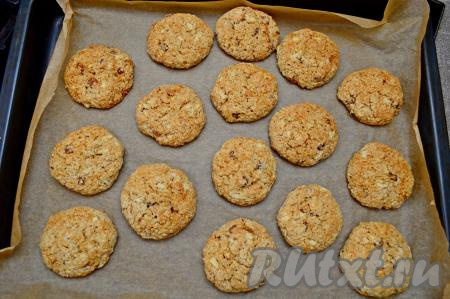 Овсяное печенье с яблоками и изюмом выпекать в разогретой до 180 градусов духовке в течение 20-22 минут. Готовность этого печенья лучше всего проверить, разломав одно пополам. Если в разломе тесто пропеклось, значит печенье готово.