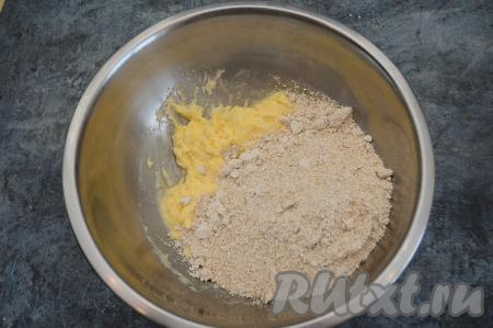 Затем всыпать в миску измельчённые овсяные хлопья.