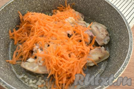 Сразу же добавляем морковку, натёртую на крупной тёрке, перемешиваем и обжариваем 5-6 минут, иногда перемешивая.